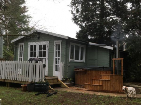 Woodland Cabin With private Wood-Fired Hot-Tub